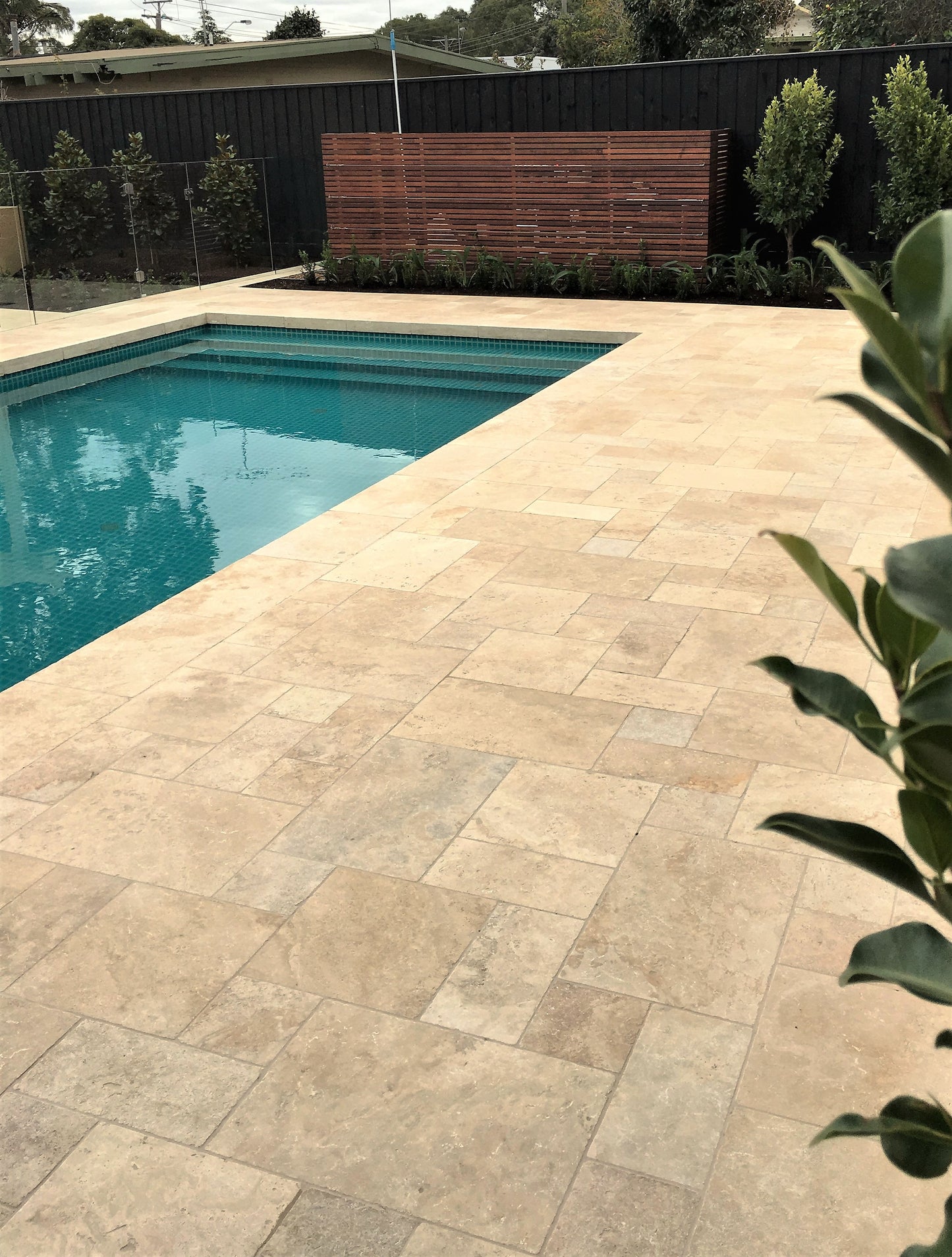 Pool Coper Travertine Classic Tumbled Dropface Coper 610x406x30/60mm 2NDS